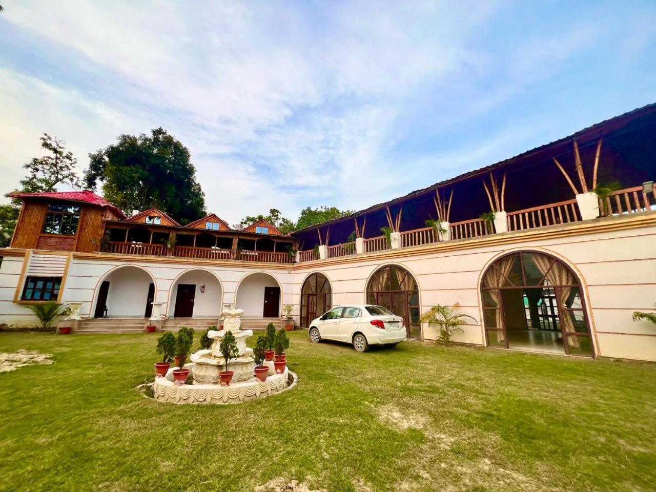 La Pahi Palace- Banquet And Resort Sakri East Kültér fotó