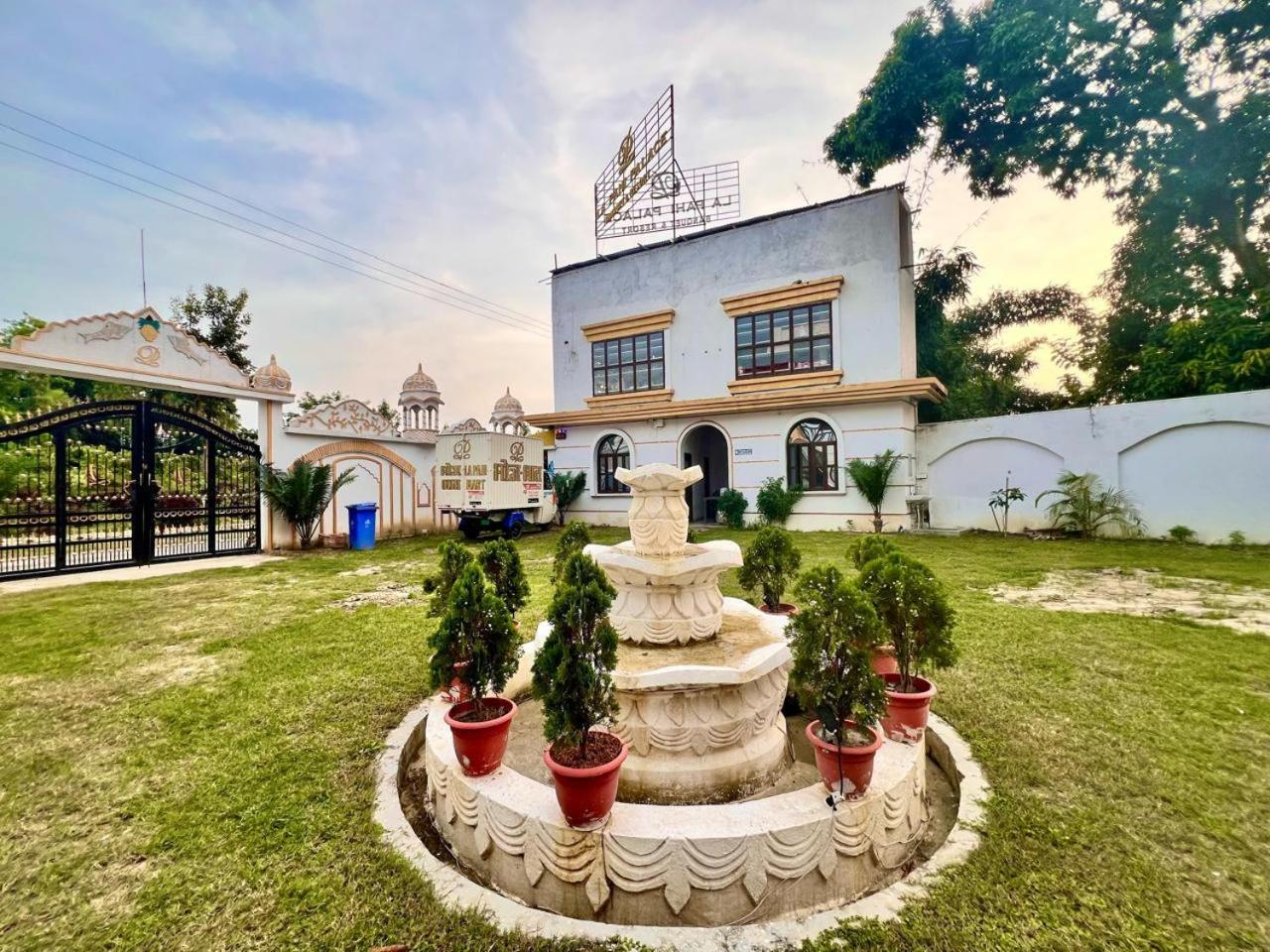 La Pahi Palace- Banquet And Resort Sakri East Kültér fotó