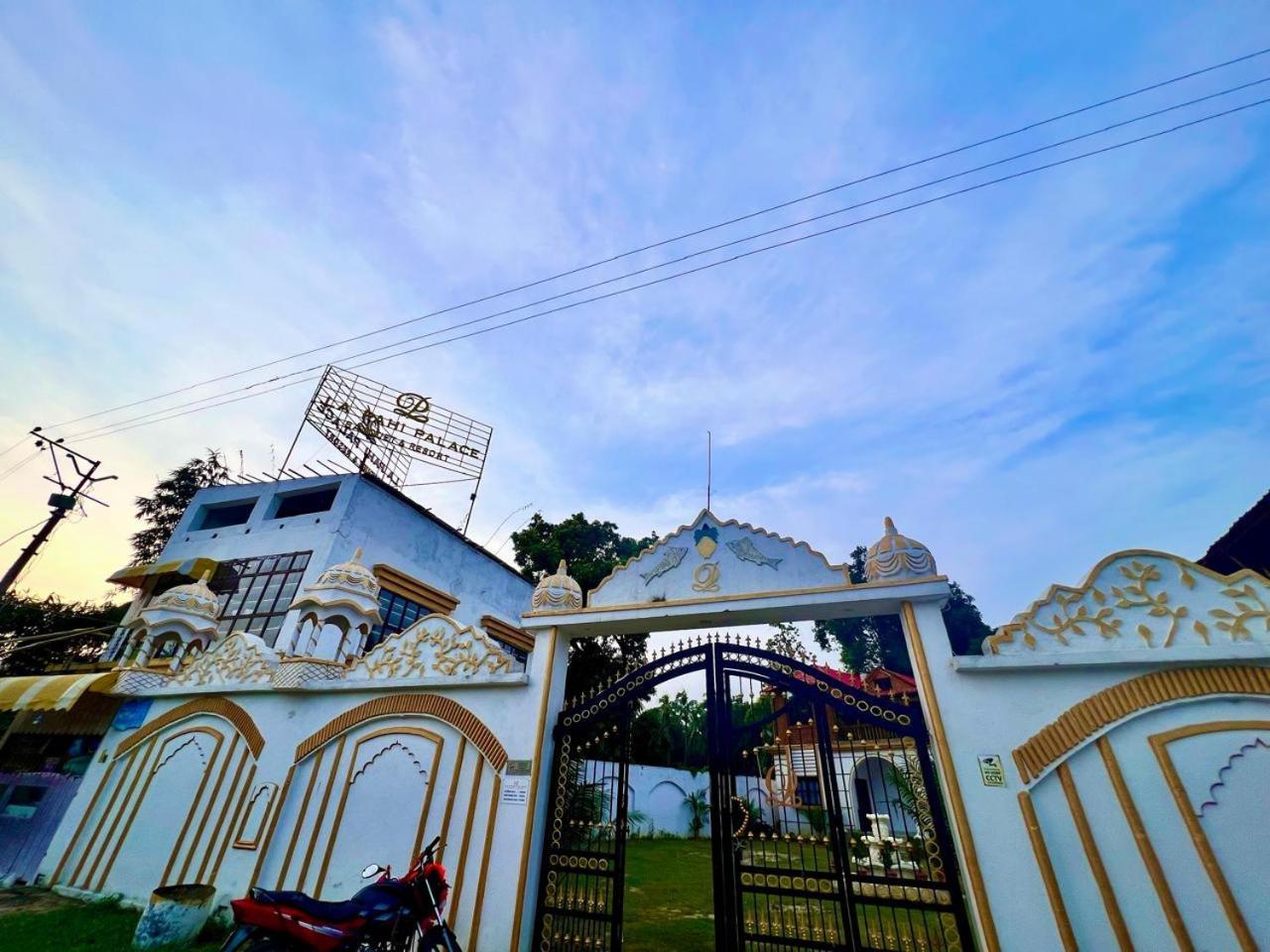 La Pahi Palace- Banquet And Resort Sakri East Kültér fotó