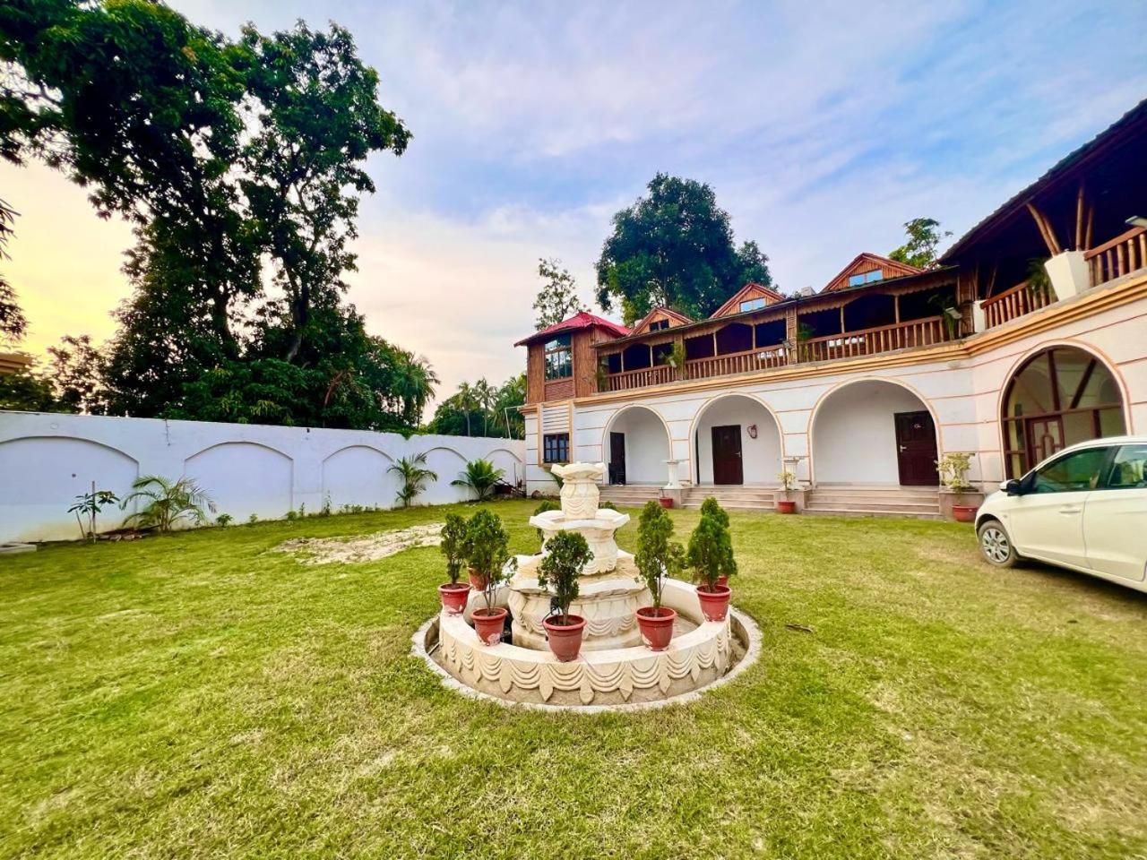 La Pahi Palace- Banquet And Resort Sakri East Kültér fotó