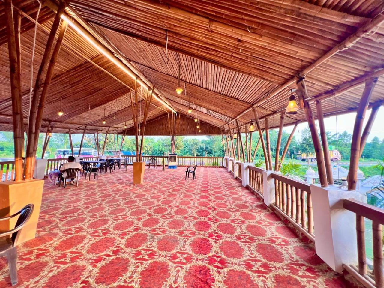 La Pahi Palace- Banquet And Resort Sakri East Kültér fotó