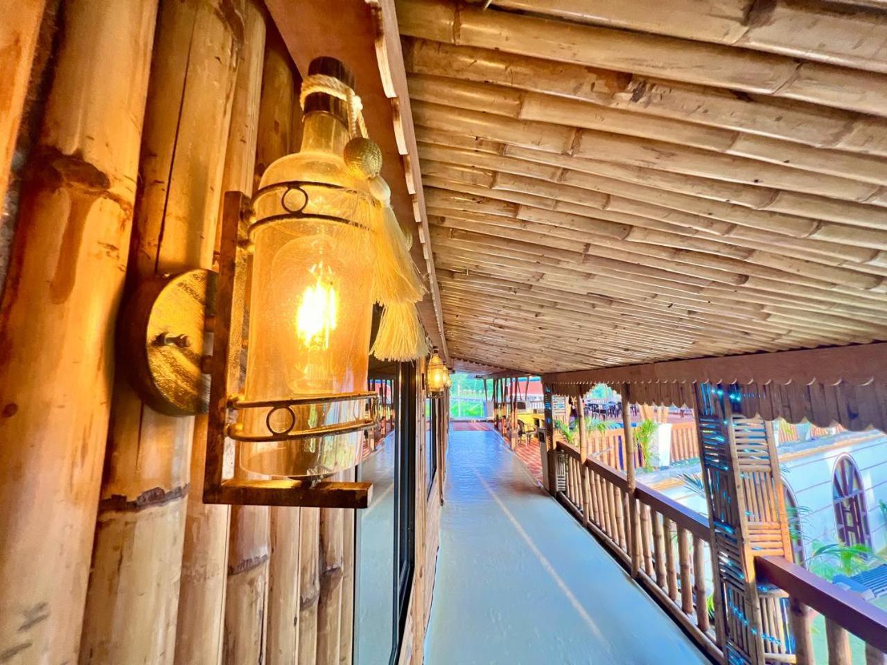 La Pahi Palace- Banquet And Resort Sakri East Kültér fotó