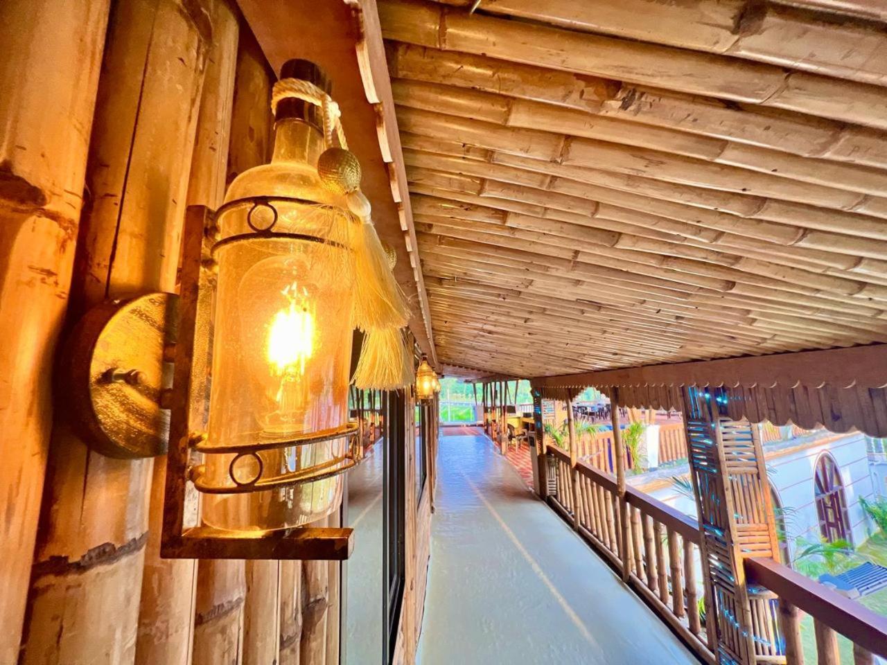 La Pahi Palace- Banquet And Resort Sakri East Kültér fotó