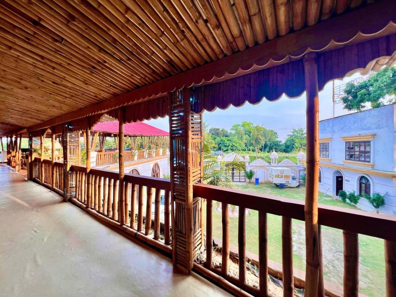 La Pahi Palace- Banquet And Resort Sakri East Kültér fotó